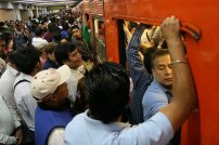 Sujeto intenta vender en 350 pesos su asiento del metro en hora pico