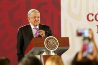 AMLO se compromete a mejorar las condiciones laborales en México