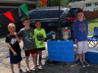Niños de EU vendieron limonada para recaudar dinero y ayudar a niños migrantes