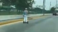 Abuelita causa sensación en redes por viajar en un scooter en Tamaulipas