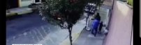 Cámaras de seguridad graban a degenerado siguiendo a mujer para levantarle la falda (VIDEO)