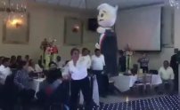 Diputados ridículos del PRD llevan piñata de AMLO a su posada