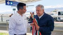 Gobernador de Oaxaca se apunta con $500 para boleto de rifa de avión presidencial (VIDEO)