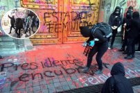 Feministas hacen pintas en Palacio Nacional y acusan a AMLO