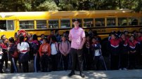 Joven estudiante de EU dona camión escolar repleto de útiles a escuela de Michoacán