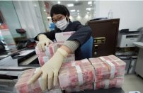 Para evitar contagios de coronavirus a través del dinero, China lo desinfecta con rayos ultravioleta