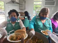 Comedores móviles dan comida gratis a familiares de pacientes afuera de hospitales
