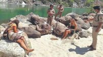 Turistas mexicanos son castigados en la India por violar Cuarentena y escriben 500 veces 