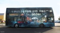 Transportan a médicos que combaten al Covid-19 en autobuses de Harry Potter