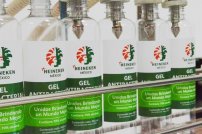 Heineken se SOLIDARIZA con México; REPARTE 100 mil latas de agua y GEL antibacterial