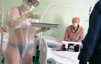 Enfermera RUSA sorprende al llevar lencería debajo de su UNIFORME
