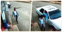Captan momento justo cuando sujetos en un taxi en movimiento roban bolsa a mujer (VIDEO)