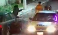 Difunden video de agresión y asalto a mujer a bordo de un taxi por delincuentes