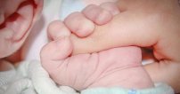 Médico vende a bebé porque padres no podían pagar el parto; lo denuncian