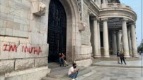 Hasta 10 años de prisión podría pasar turista que grafiteó Palacio de Bellas Artes